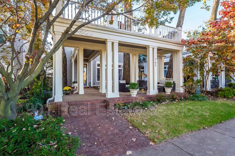 765 Harbor Isle Circle East