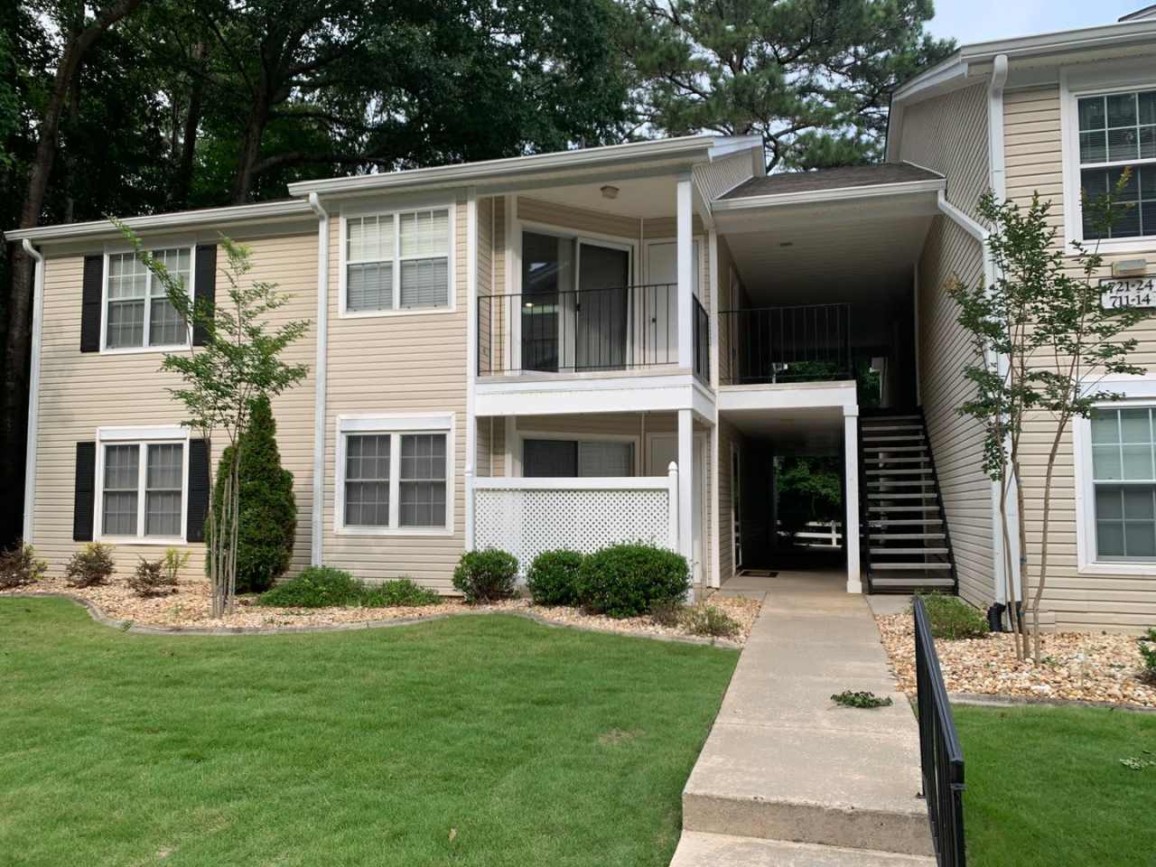 712 Ridgefield Dr: Beautiful 1BR, 1BA condo on the 1st floor for rent in desirable Peachtree City! Water, lawncare, and trash included! AVAILABLE NOW!