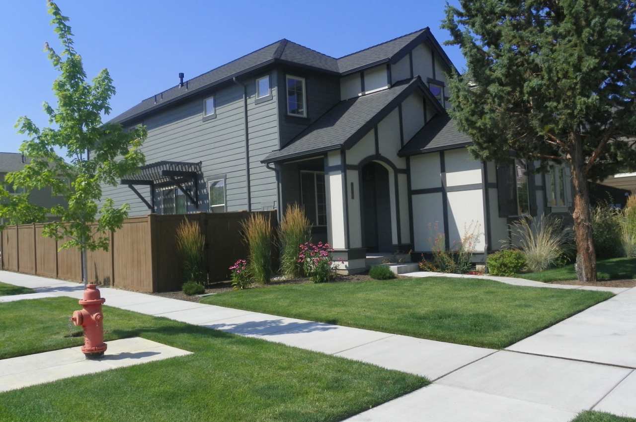 Newer NE Neighborhood 3 bed 2.5 Baths House, All Appliances, Corner lot, Gas Heat, Dbl Garage