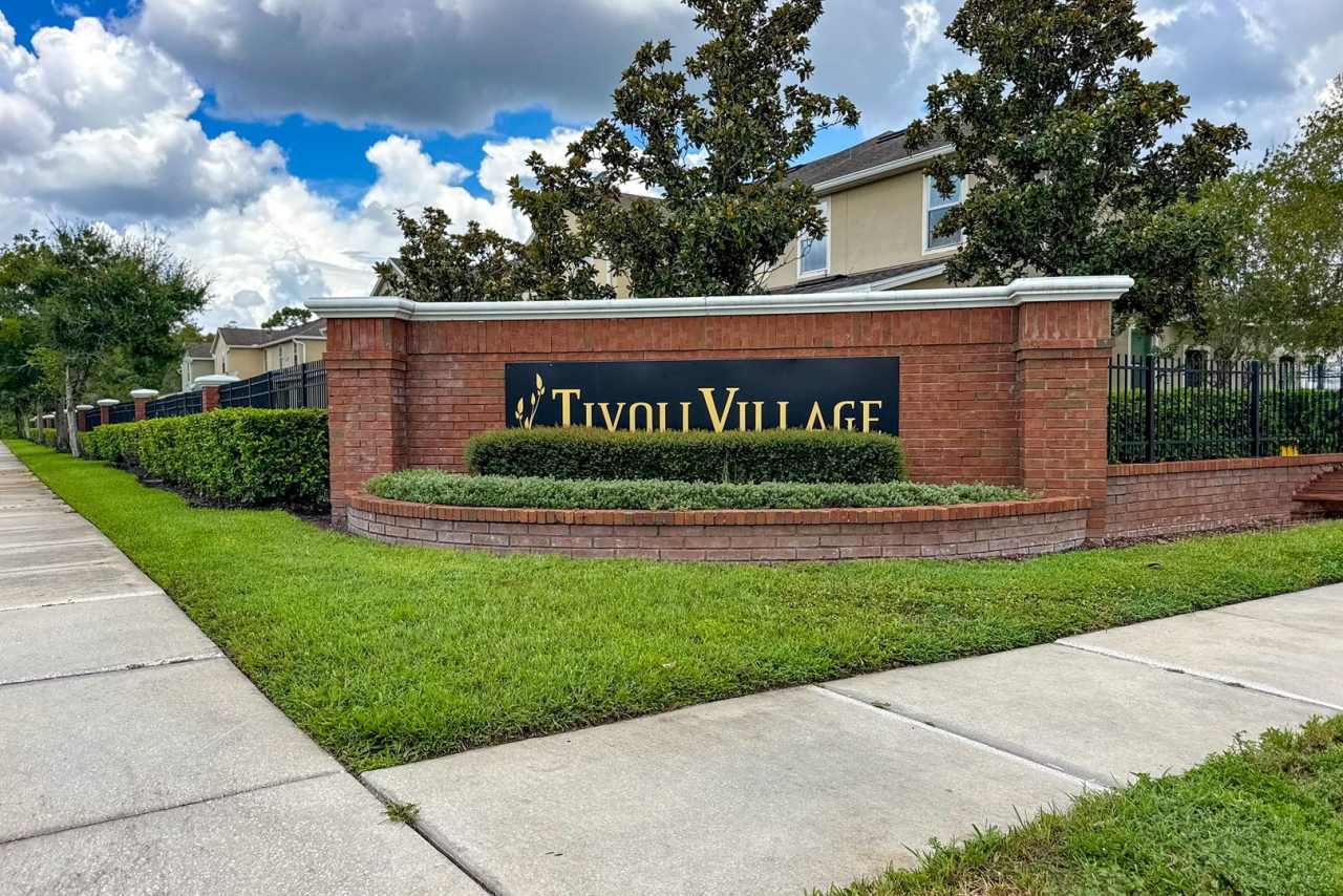 Town House 3 Bedroom and /2.5 Bathrooms. At Lee Vista area gated Community.