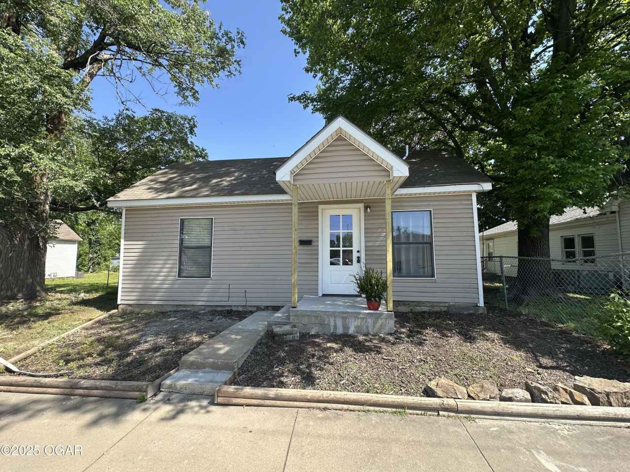 1013 E Broadway Street