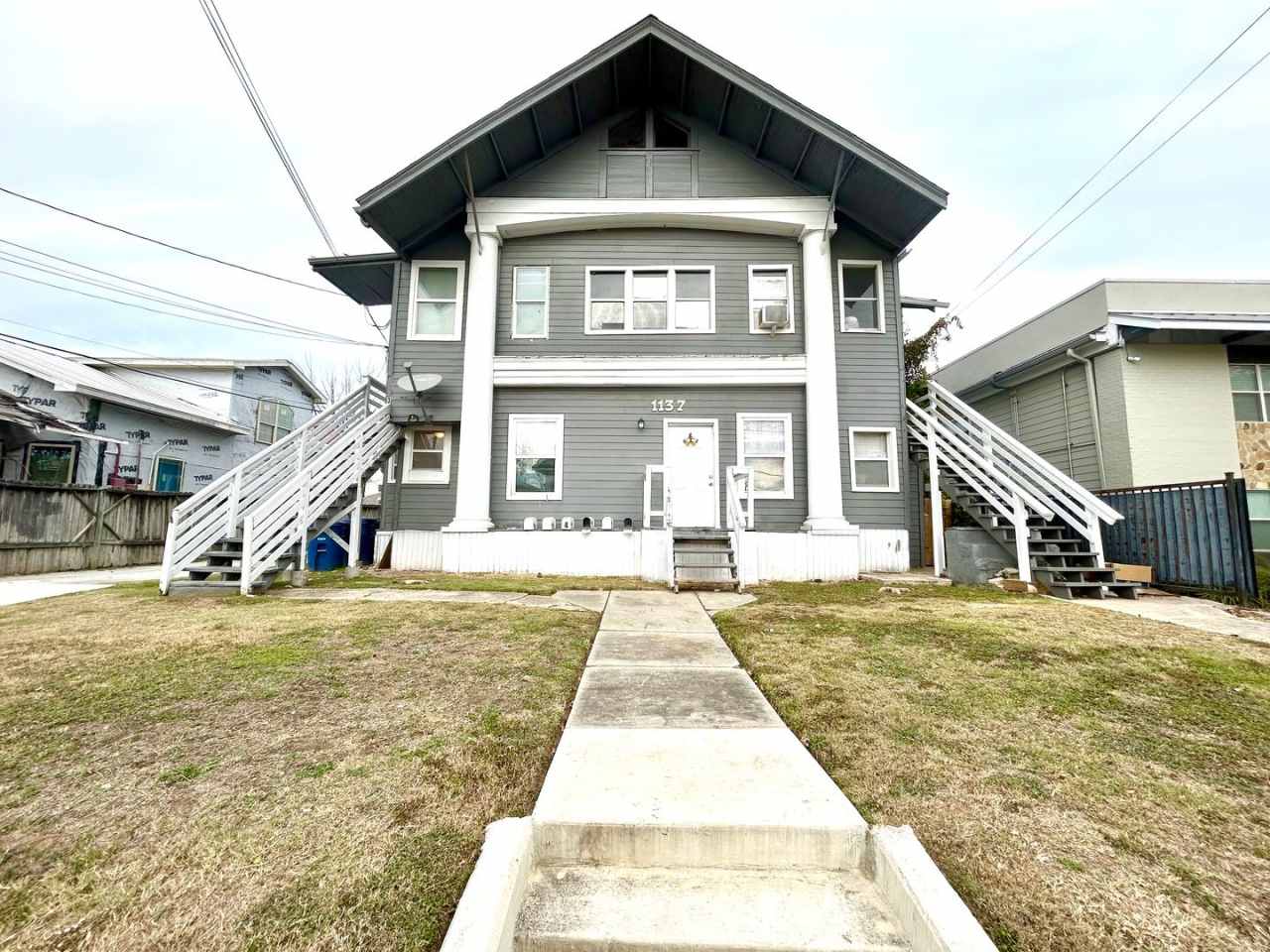 AVAILABLE NOW! 2 Bedroom /2 Bath Unit Available For Immediate Move-In! DOWNSTAIRS!