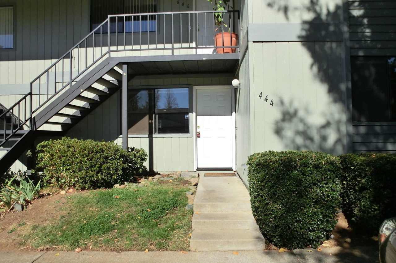 Downstairs Apartment Near Food and Shopping