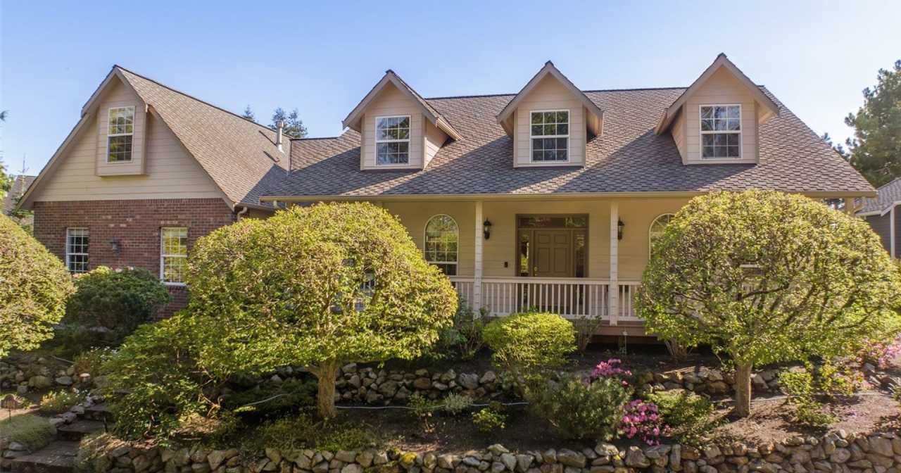 3 Bed, 2 Bath PLUS Bonus Room SHORT TERM RENTAL 1-6 Month Lease