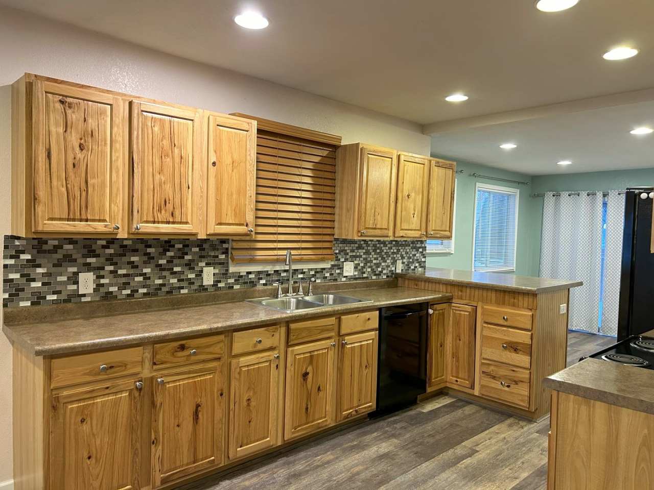 Charming 3 Bedroom, 2 Bathroom House!!