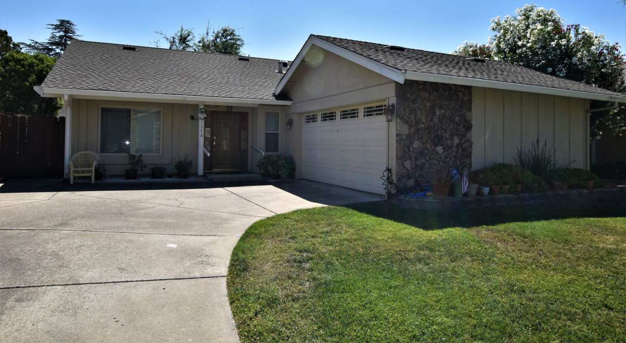 Lovely Single Story 3/2 Court Location