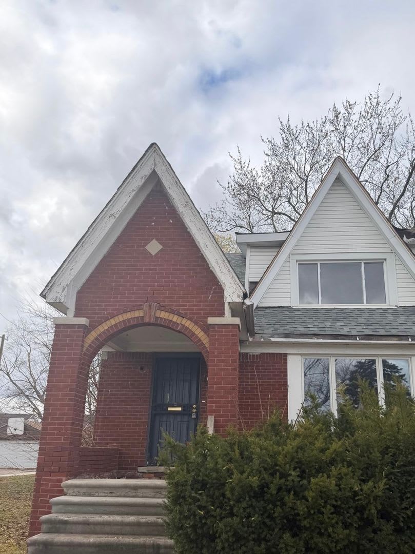 4 bedroom 2 full bathroom!