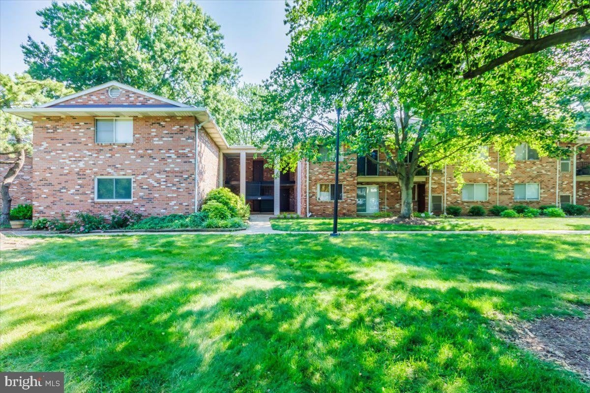 211-D VICTOR Parkway unit: 211D