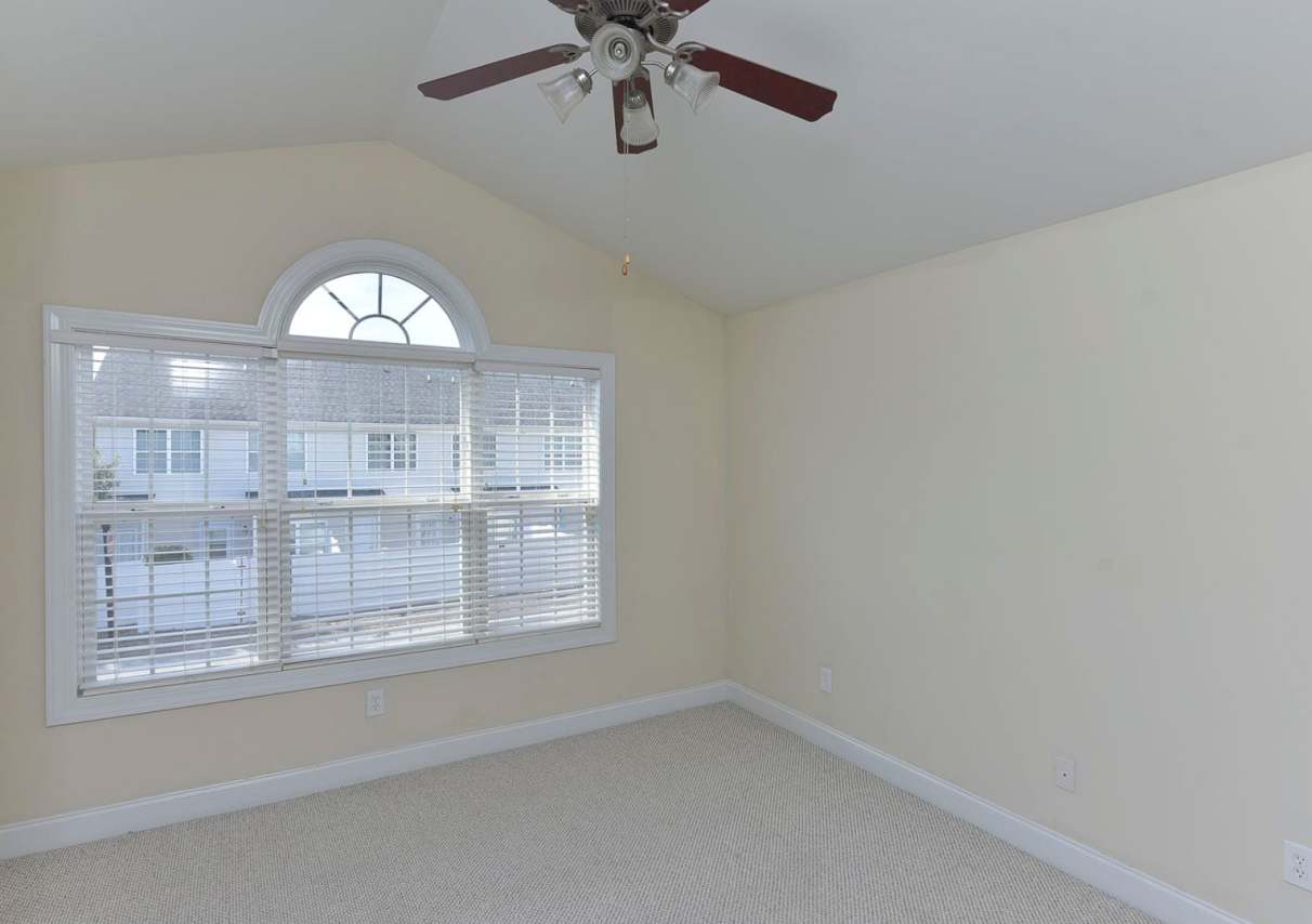 Great 3 bedroom, 2 1/2 bathroom townhouse in Pennington Square