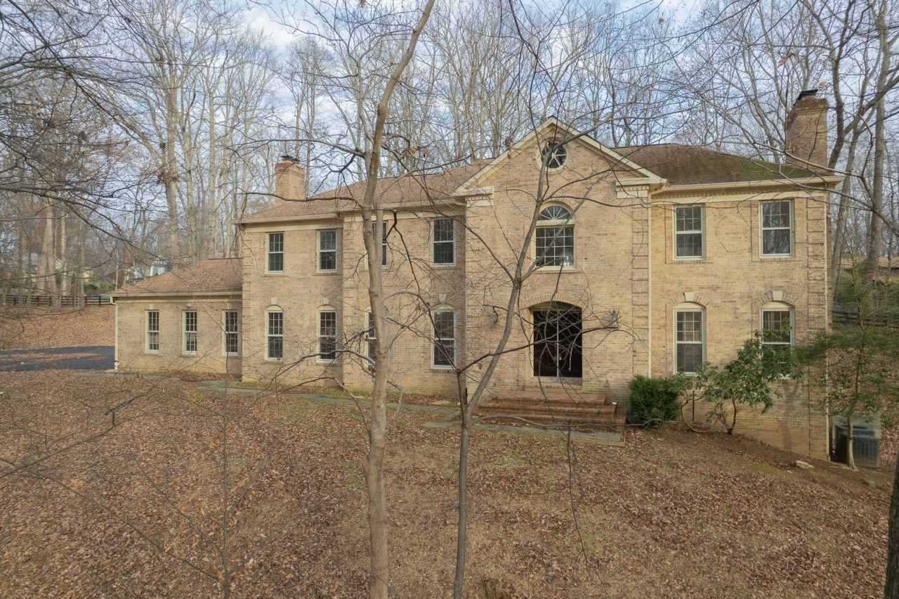 Very well maintained 5BR 4.5BA Colonial on 2.3 acres