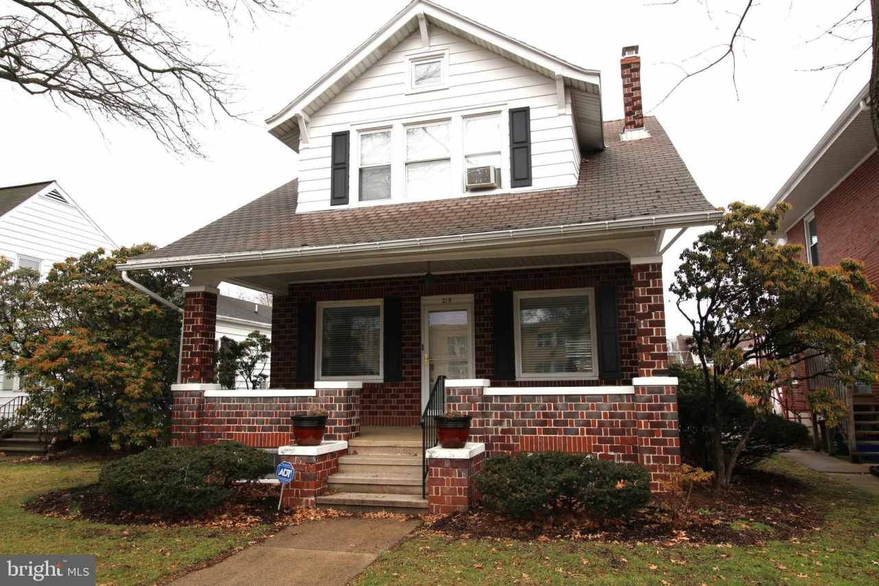 219 E LANCASTER Avenue