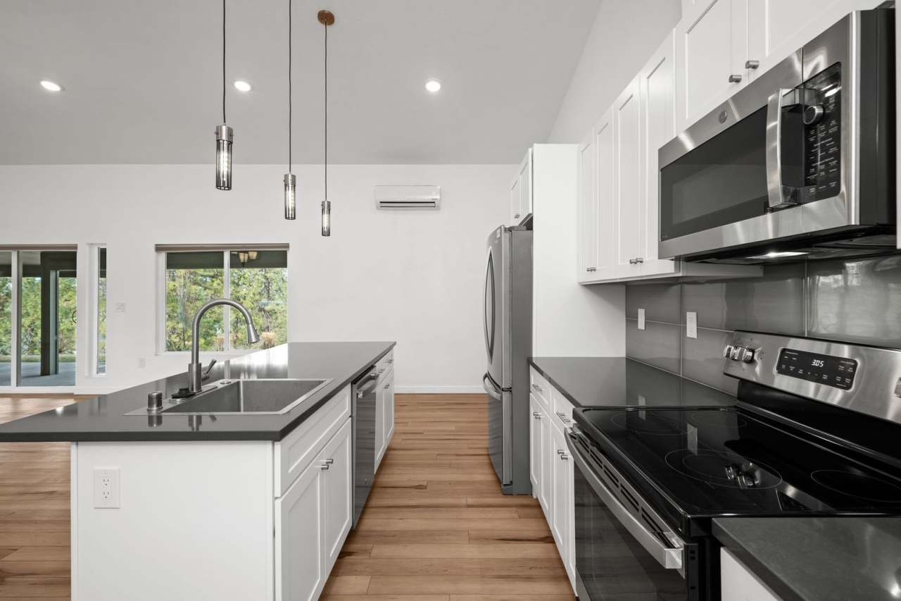 BEAUTIFUL Spacious Modern Grandview Single Level Home!