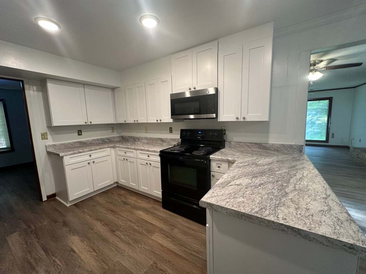 6 BR 3 BA House in Colonial Hill Community