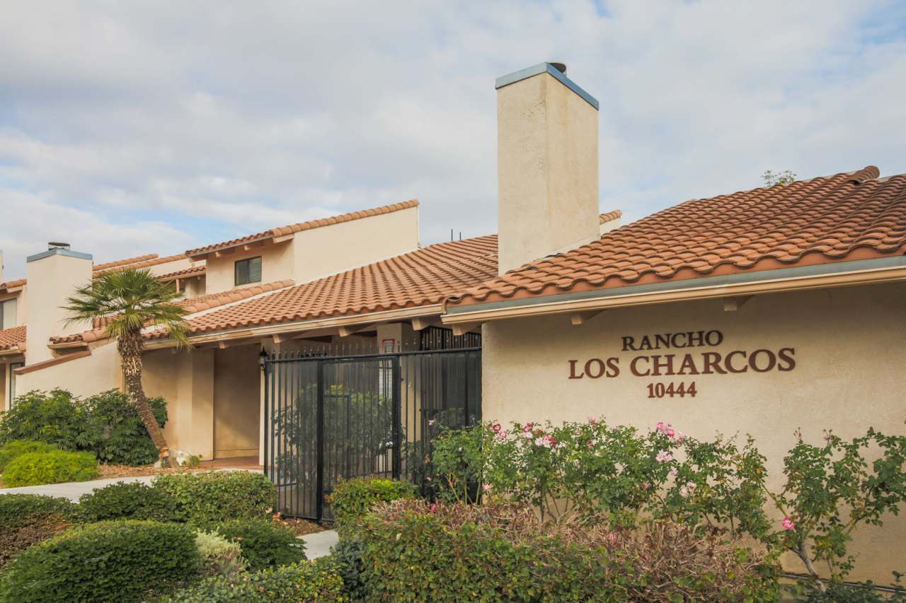 Beautiful Tri-Level 2BD + BONUS ROOM 3BA Townhome in Ranch Los Charcos!