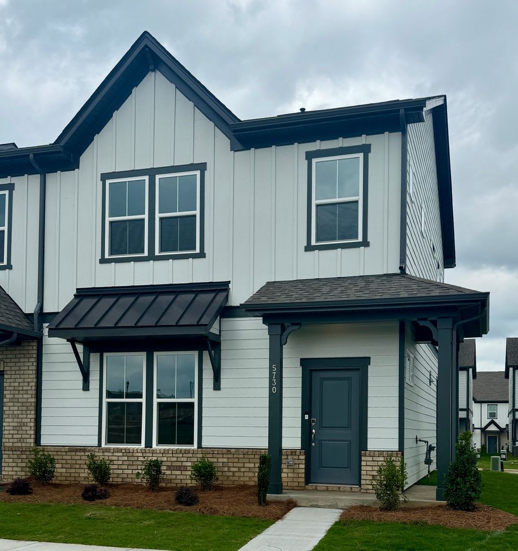 Beautiful 3BR/2BA w/ Office Townhouse in Popular Terraces at Farmington