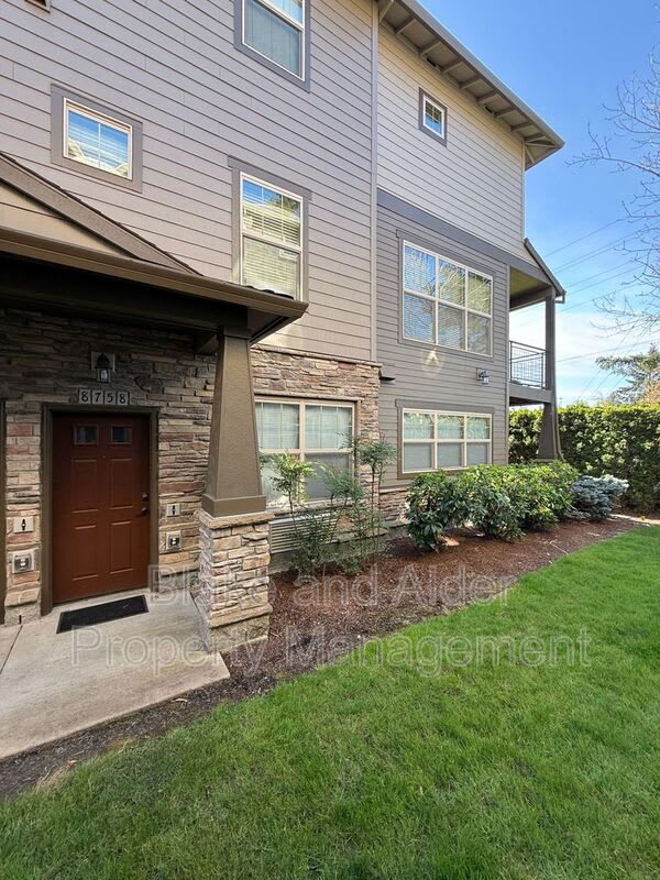 8758 NE Delamere Way