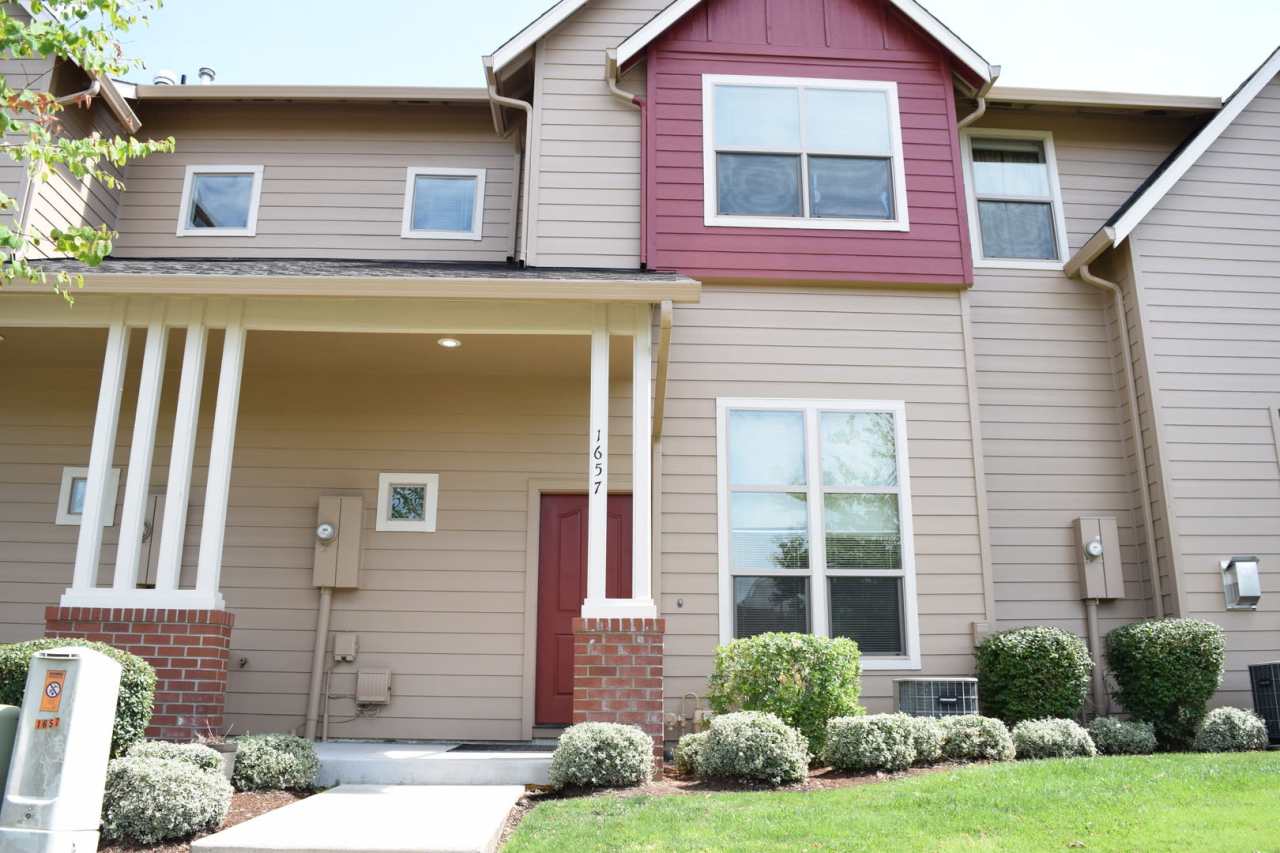 Beautiful 3 bed 2.5 bath townhome for rent!