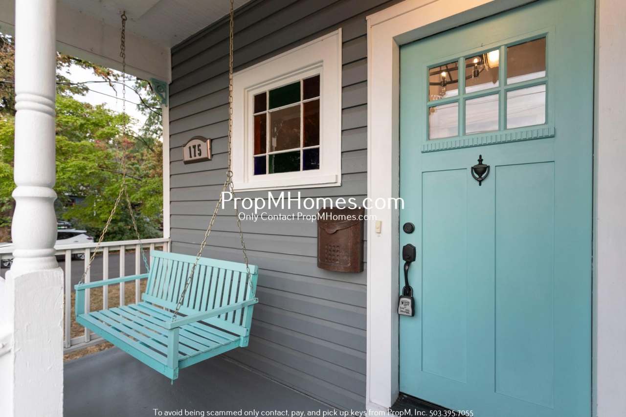 Beautiful 4 Bedroom Victorian Style Home in Gladstone!