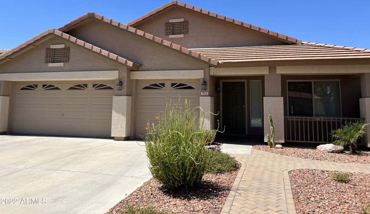 Nice 4 bedroom with swimming pool!