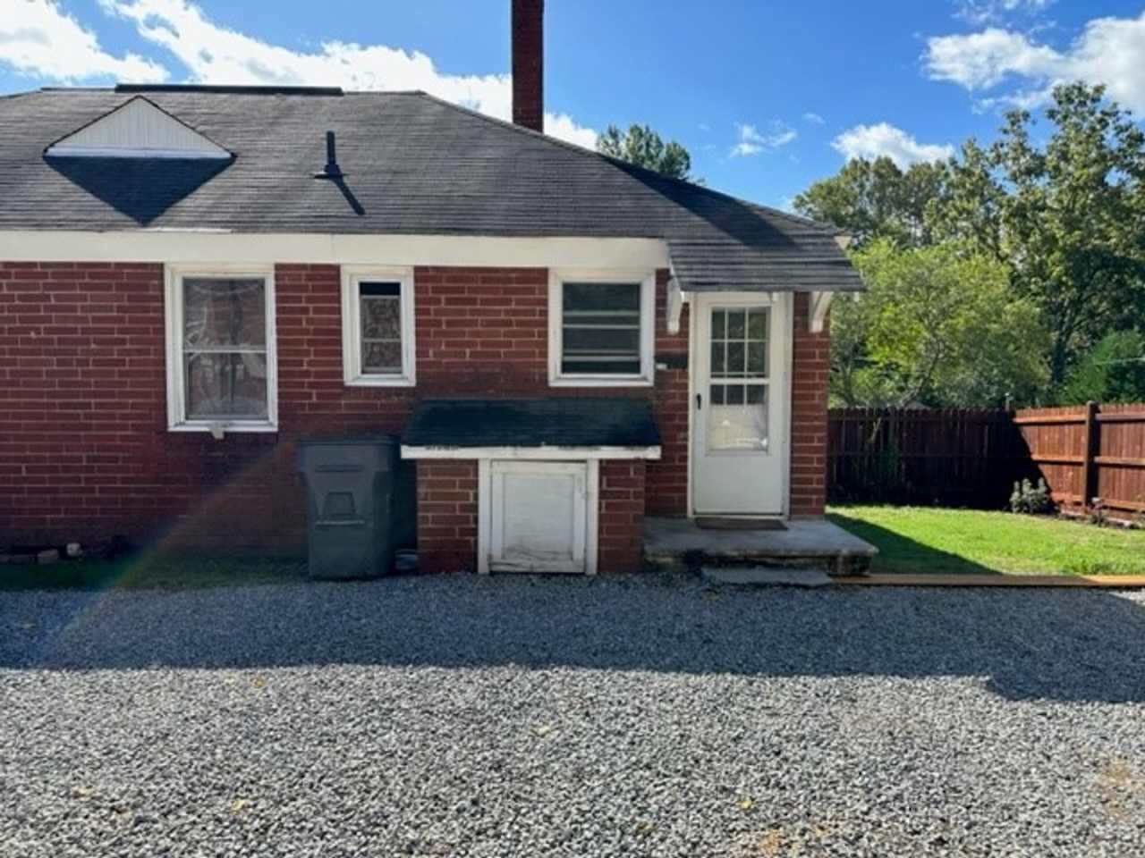 ONE BEDROOM, ONE LEVEL DUPLEX APARTMENT IN BRISTOL AVAILABLE MAY 1,2025