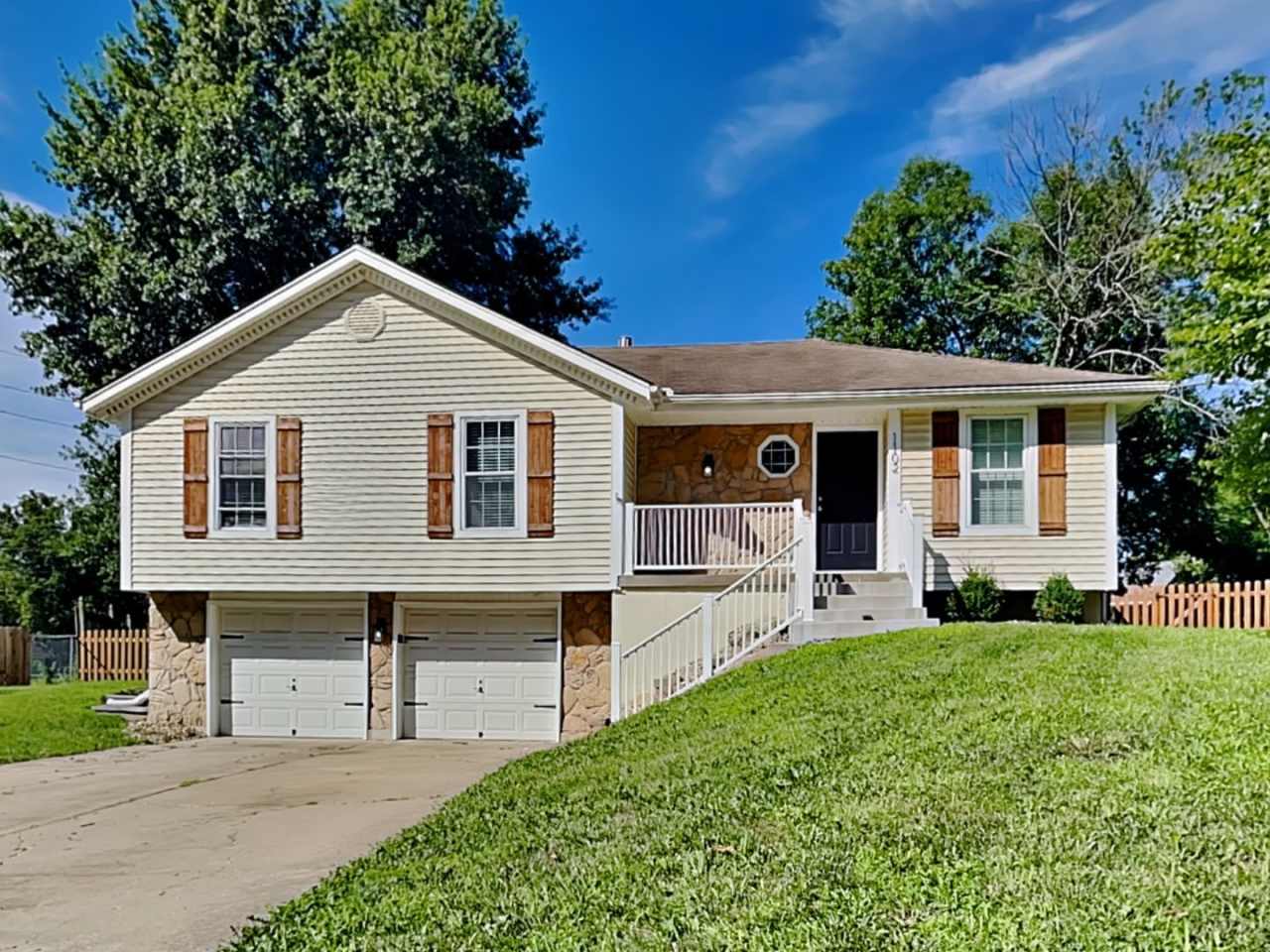 Charming 3-Bed, 2-Bath Home in Lee’s Summit | Cul-de-Sac, Fireplace  Fenced Yard