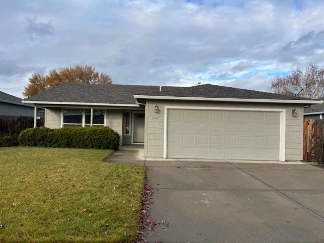 SPACIOUS 3 BEDROOM/ 2 BATH HOME WITH RV/BOAT PARKING