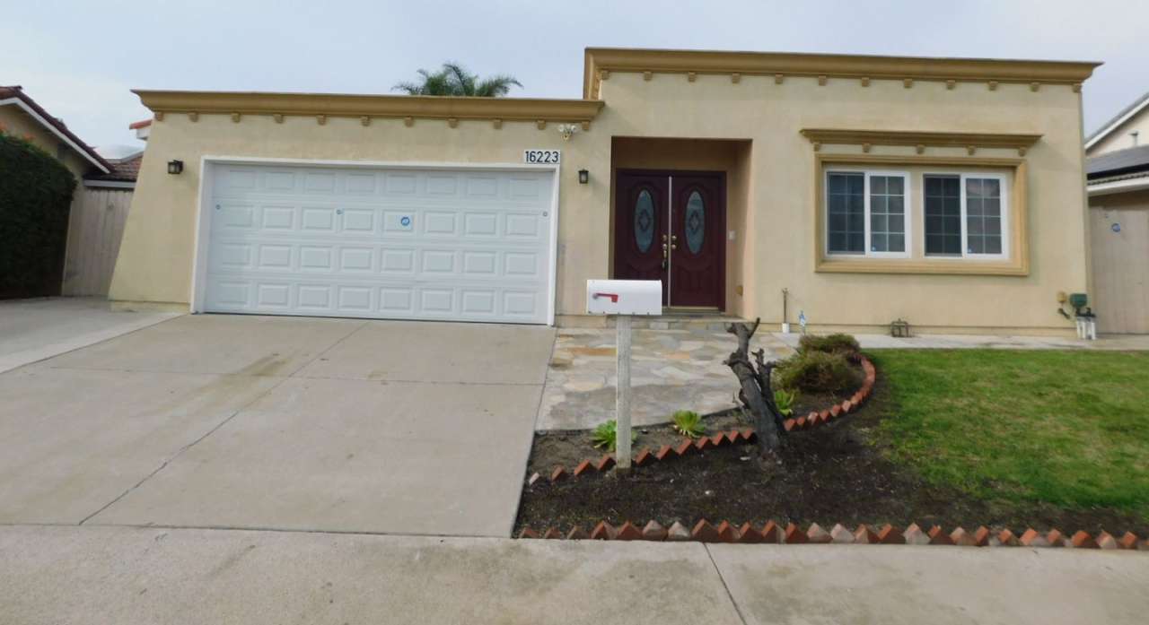 Beautiful single story 3 bedroom, 2 bathroom home in Fountain Valley
