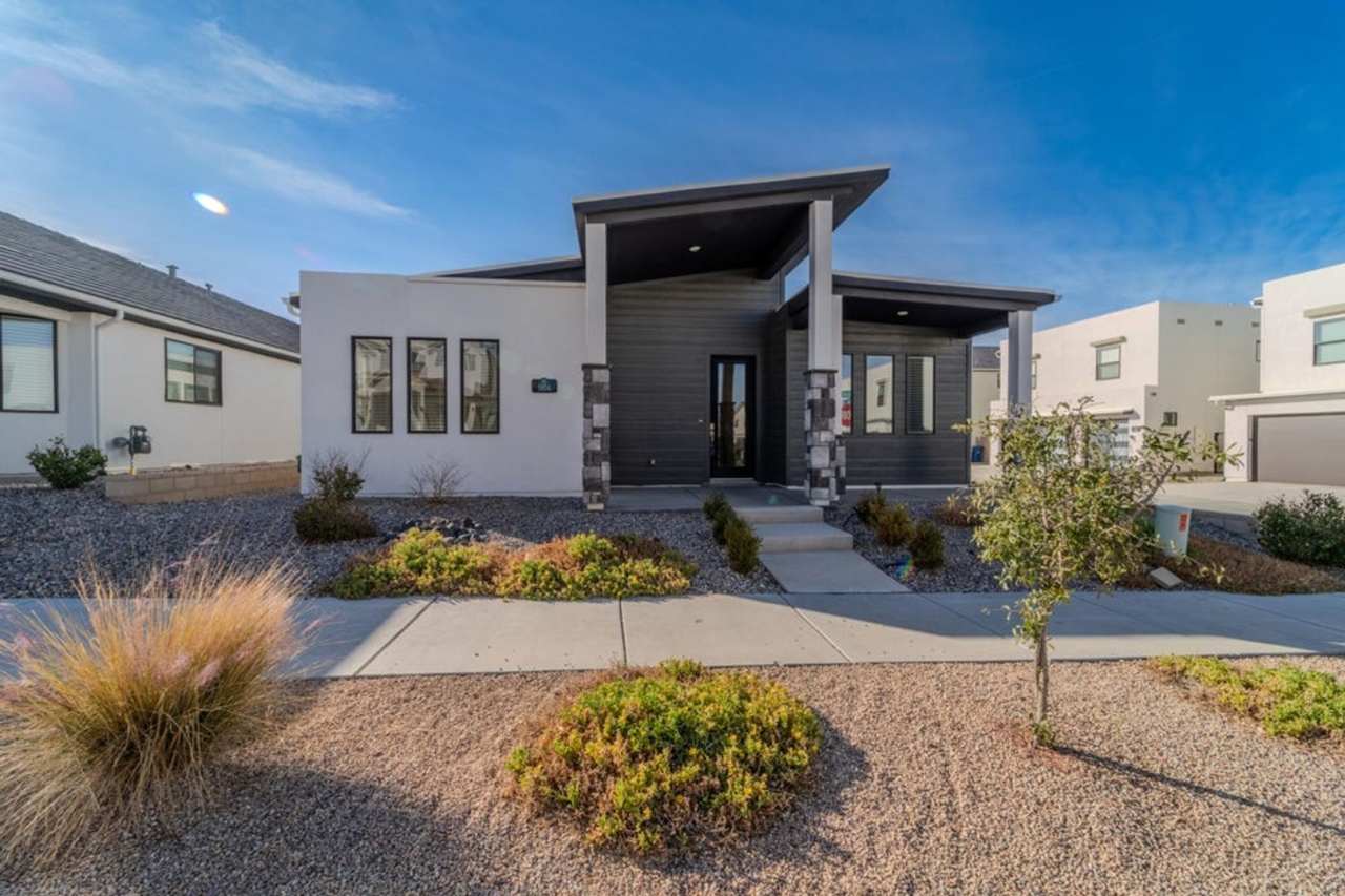 Beautiful 3 bed 2 bath Desert Color Home! Corner Lot!!