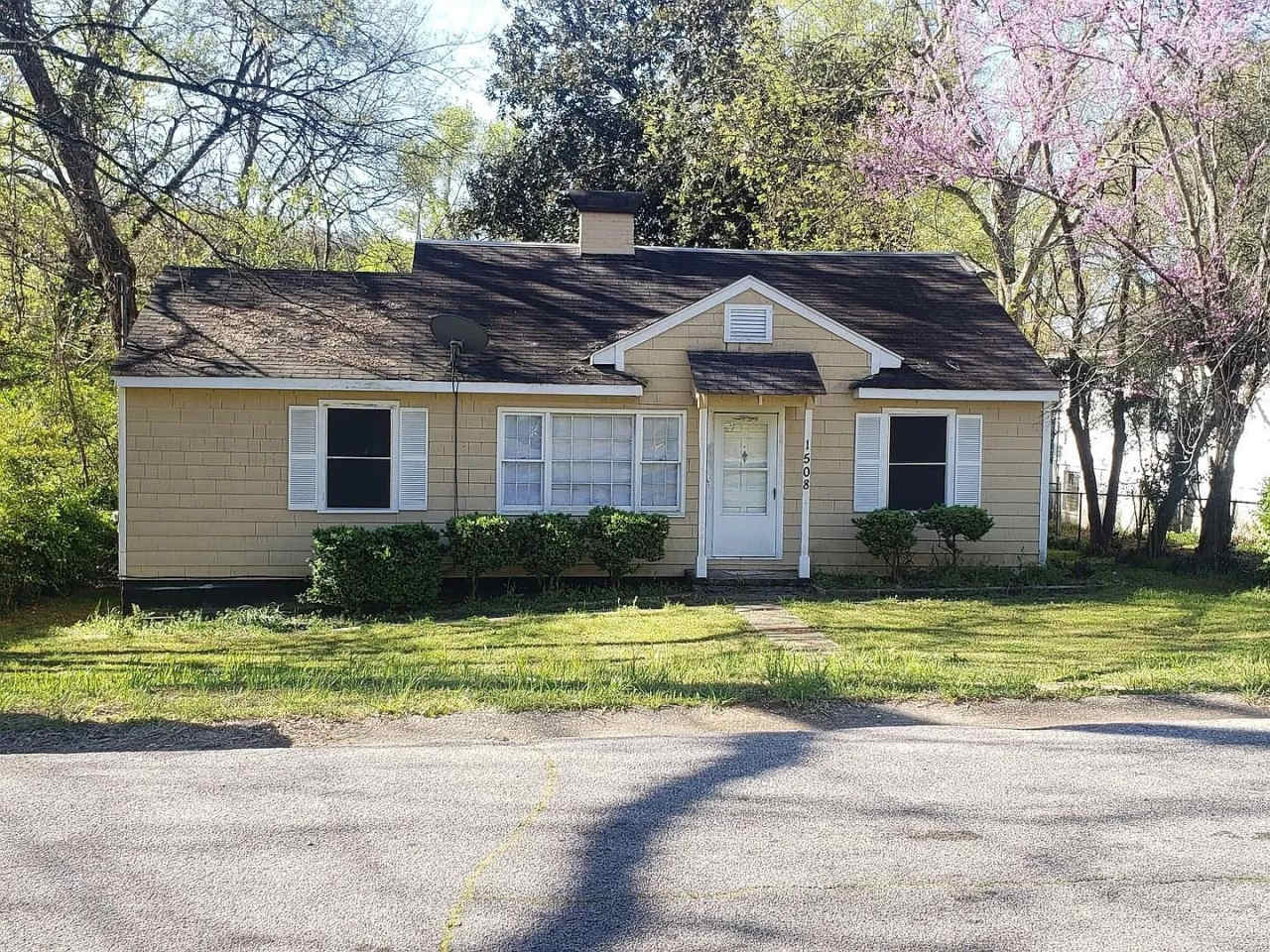 Charming 3 Bed, 2 Bath Home Near It All!