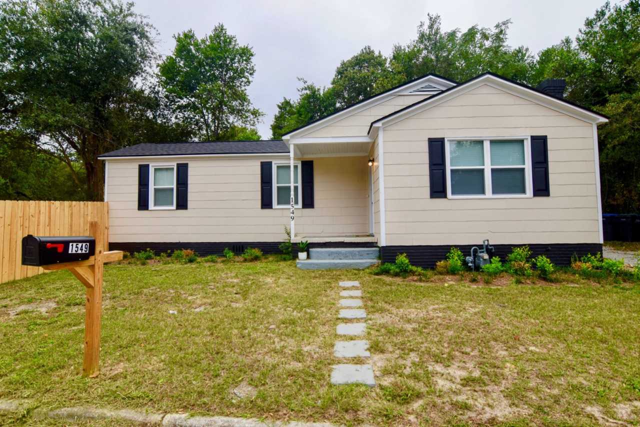$995 - Updated 3 bed/2 bath house for rent off Wrightsboro Road, with fenced-in yard!