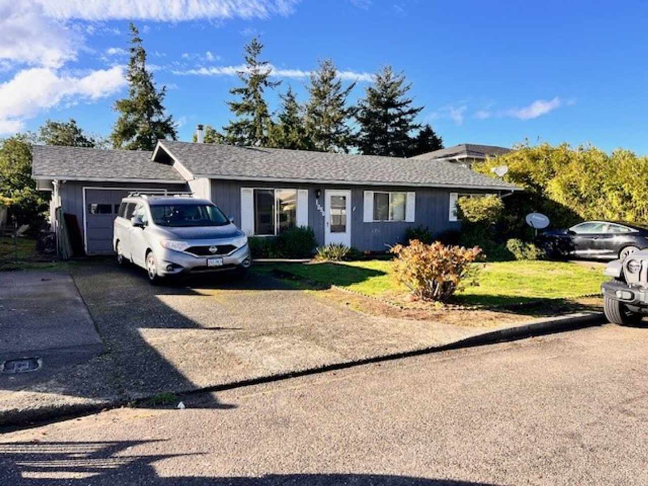 3 bedroom 1 bath house w/ attached garage in Coos Bay!