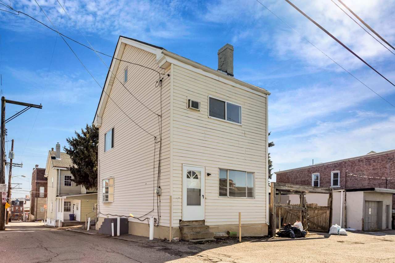 Updated 2 Bed, 1.5 Bath Home in Bloomfield - Available Now!