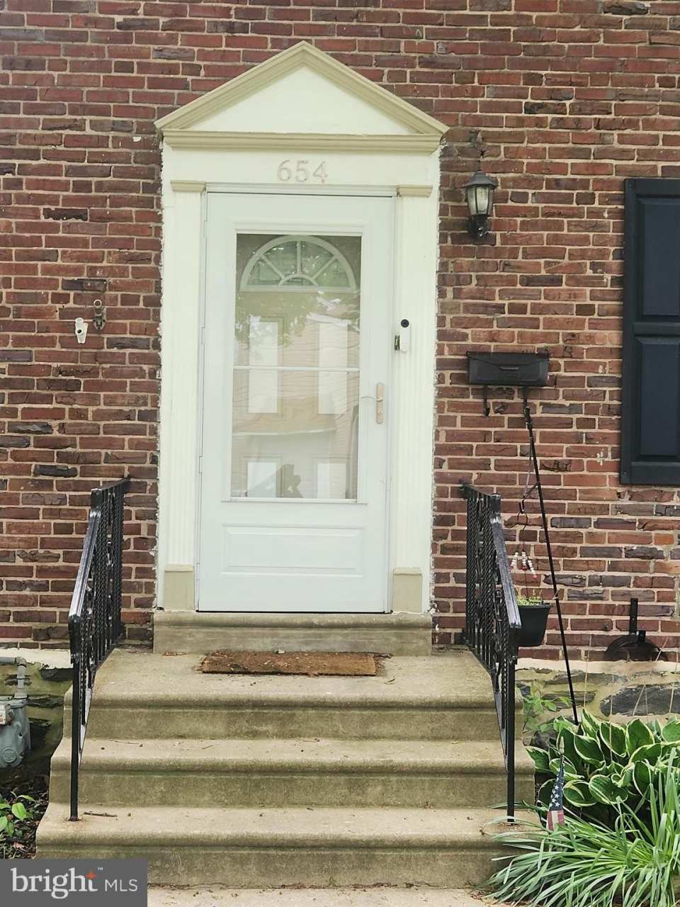 654 SENECA AVENUE