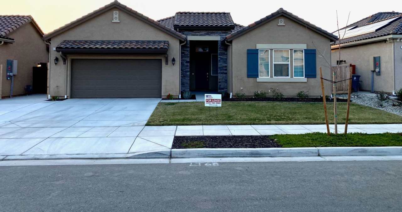$2,450 Shaw and Leonard - Beautiful 3 Bedroom - Highland Ave, Clovis Home with Solar!