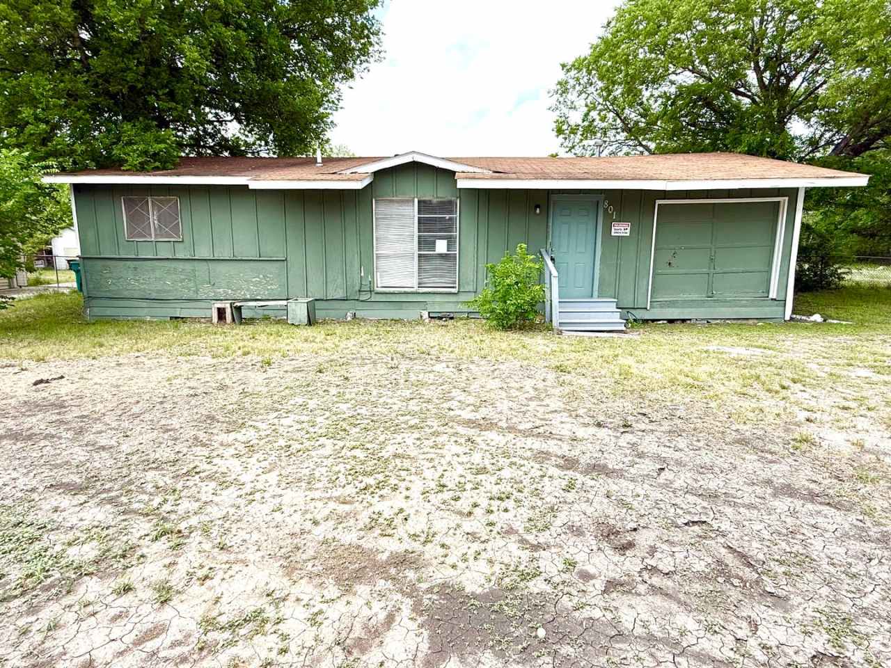 **APPLICATION RECEIVED** AVAILABLE NOW! 3 Bedroom / 1 Bath Home Near Randolph AFB!