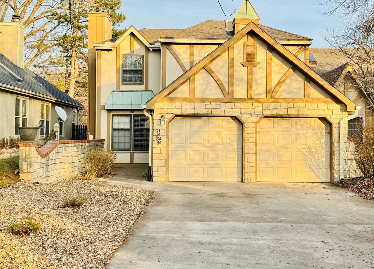 3 bed 2.5 bath townhome off Bob Billings!