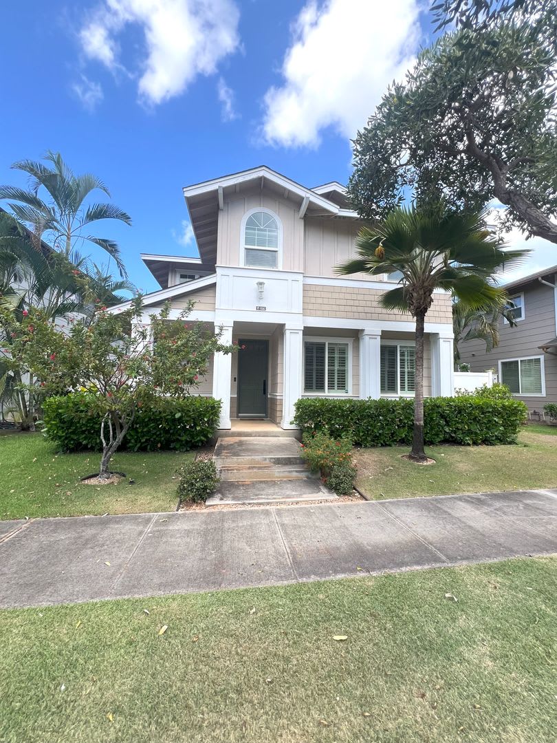 4 bedroom 2.5 Bath house in Ocean Pointe with 2 car garage, fenced yard and PV solar panels