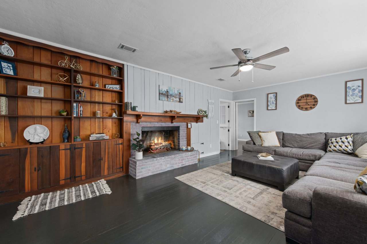 Pool home w/Solar Panels minutes to NAS Pensacola Available May 10th!