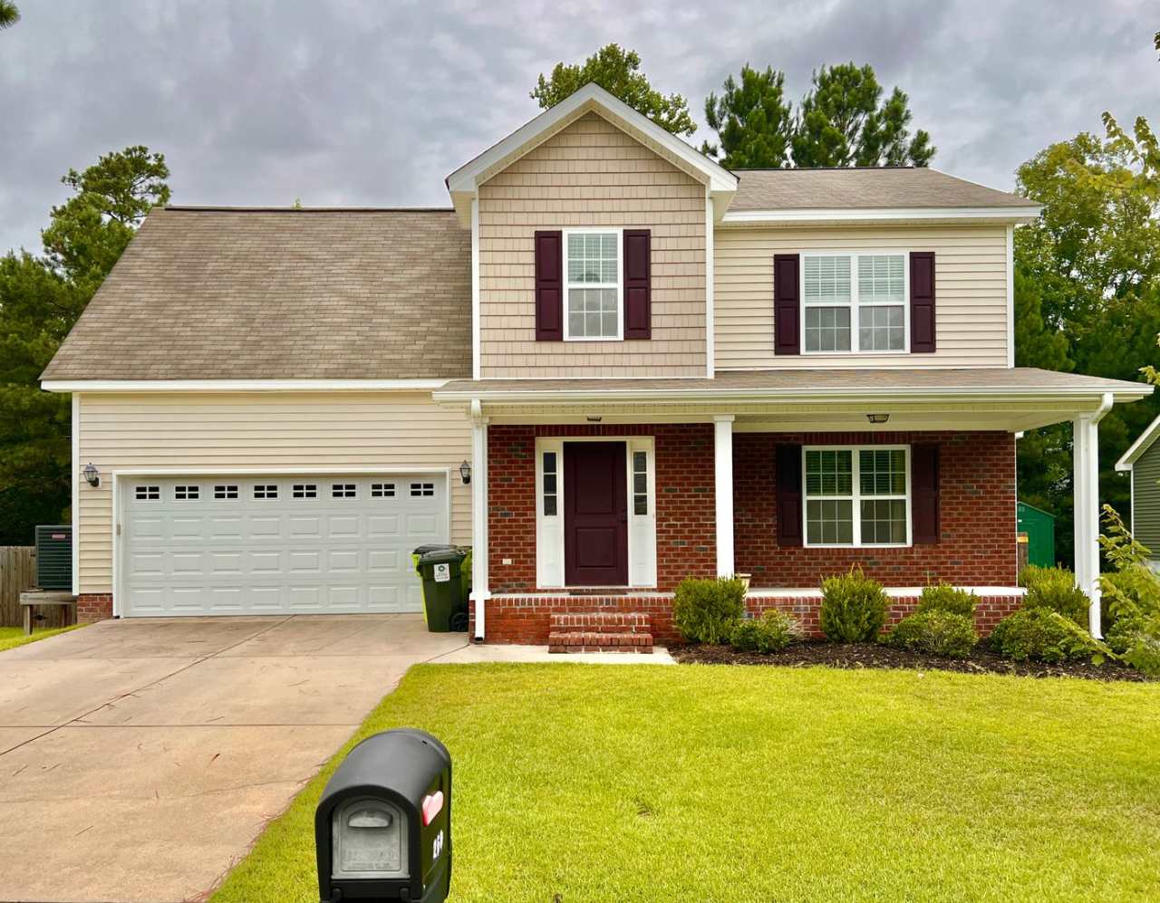 4BR/2.5BA, Modern Kitchen, Large Fenced Yard, Dogs Allowed, Downtown New Bern Nearby!