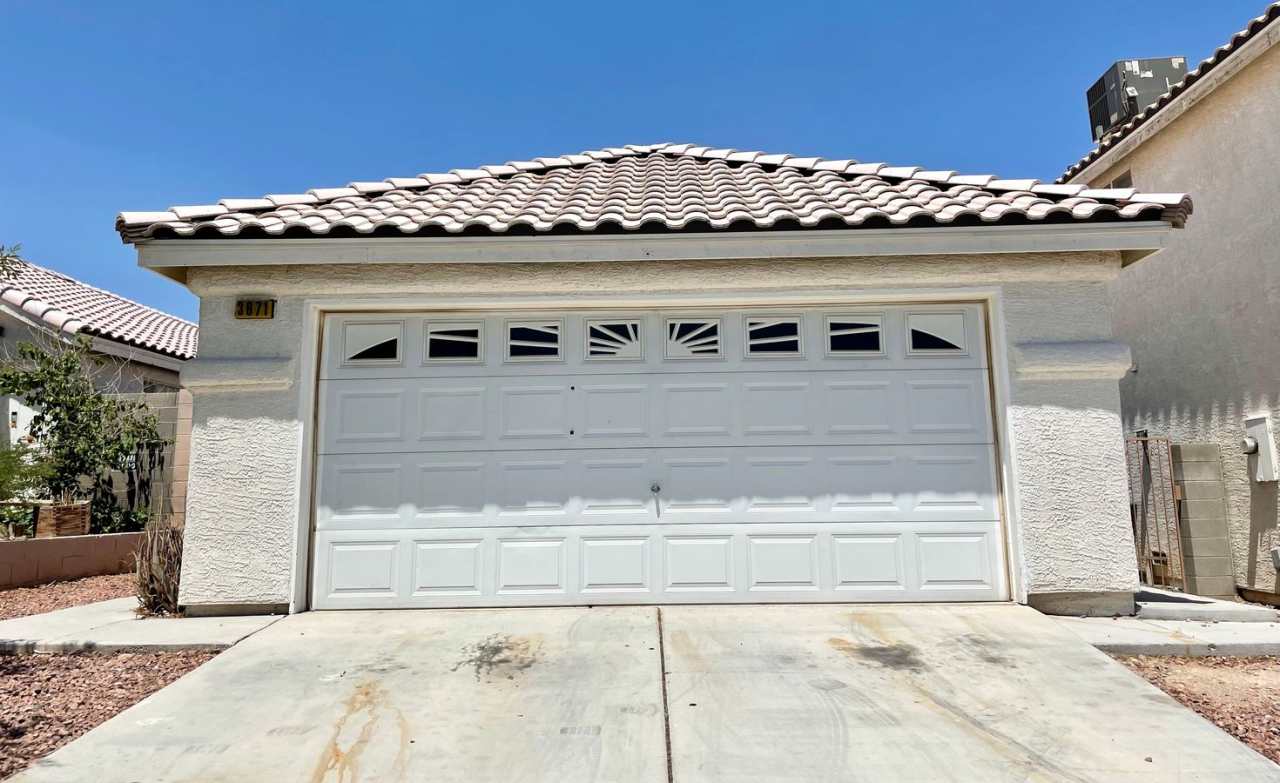 A SPACIOUS SINGLE STORY WITH TILE FLOORING, 3 BEDROOM  2 BATH HOME LOCATED NEAR THE NELLIS AIR FORCE BASE WITH NEARBY SHOPPING CENTERS AND FAMILY PARK. MINUTES AWAY FROM THE I-15 FREEWAY!