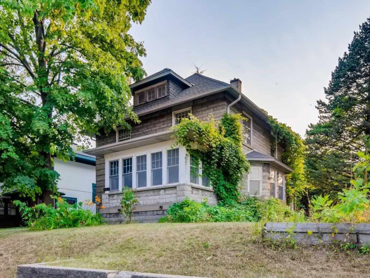 June 2025 ~ Cute 5 bedroom house. Spacious bedrooms. In unit laundry and dishwasher.