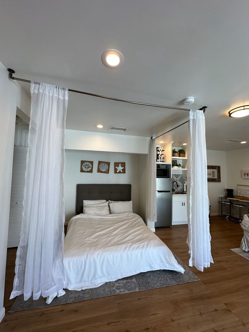 Fully Furnished Studio in the heart of Los Angeles, CA with Washer and Dryer! MONTH to MONTH rentals welcomed!