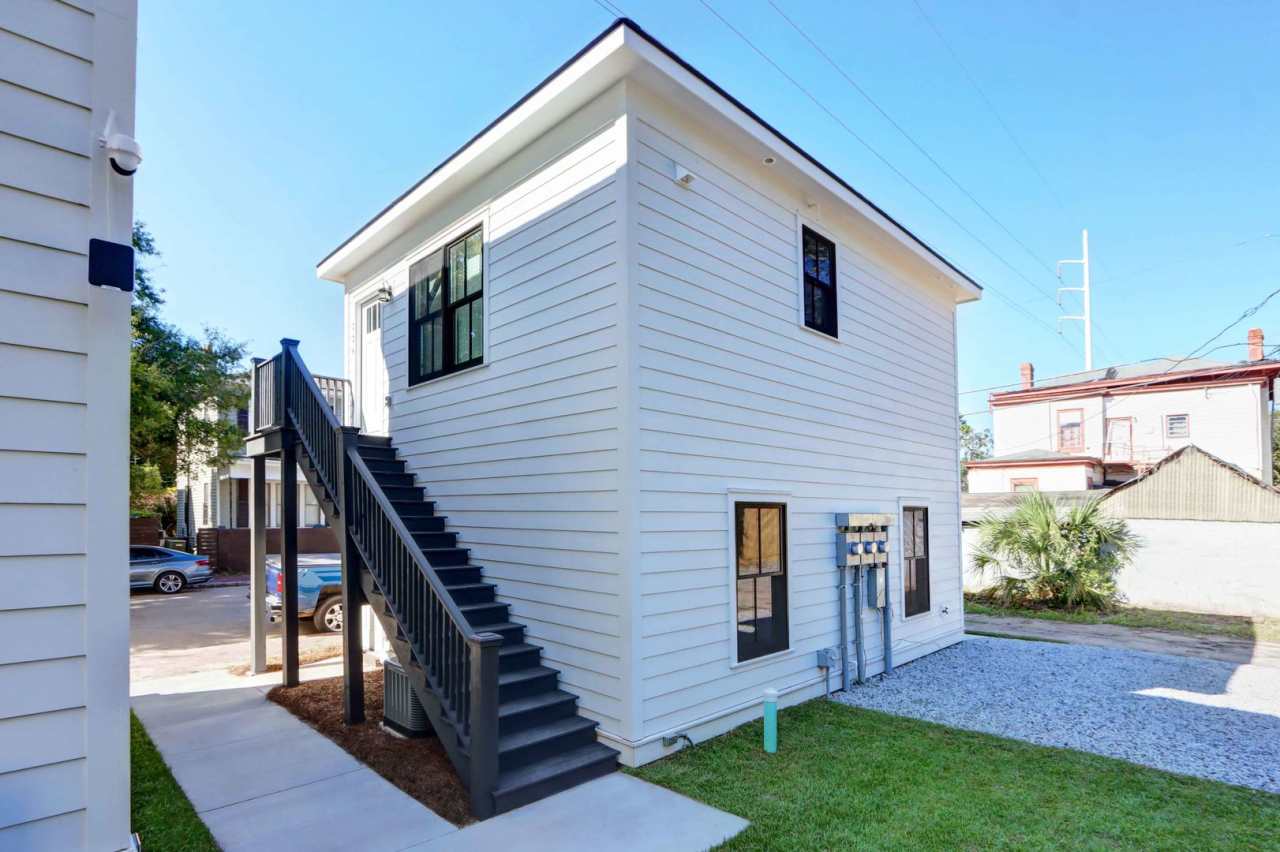 Downtown Carriage Home!