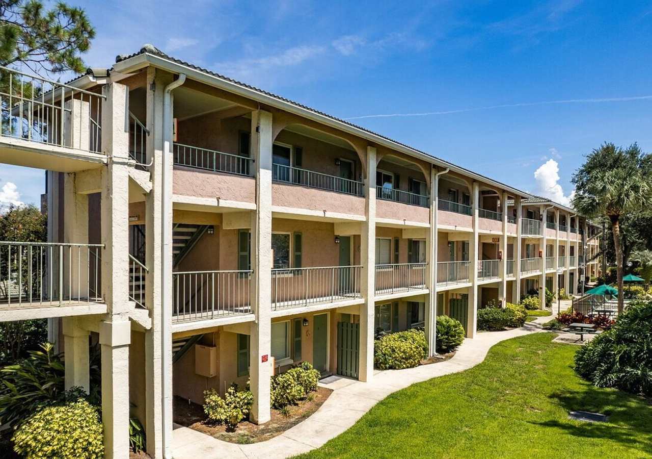 Beautiful 1 bed/ 1 bath Condo FOR RENT at Waterside at Cranes Roost in Altamonte Springs!
