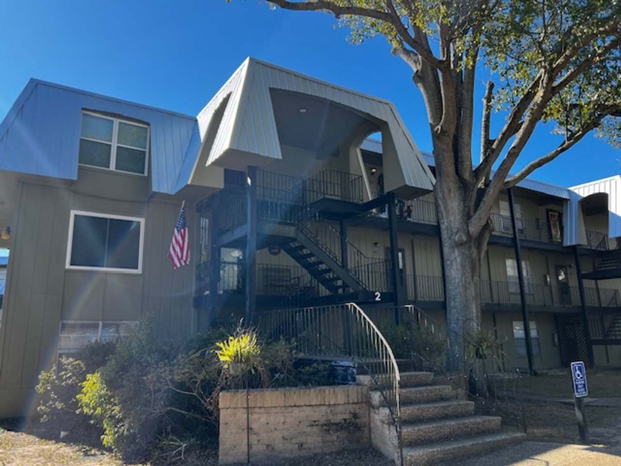 Riverfront condo ; 2 bed 1 bath