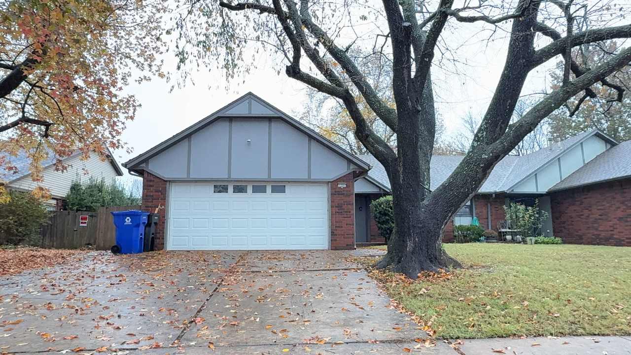 Welcome to this charming 3-bedroom, 2-bathroom duplex located in the vibrant community of Broken Arrow.