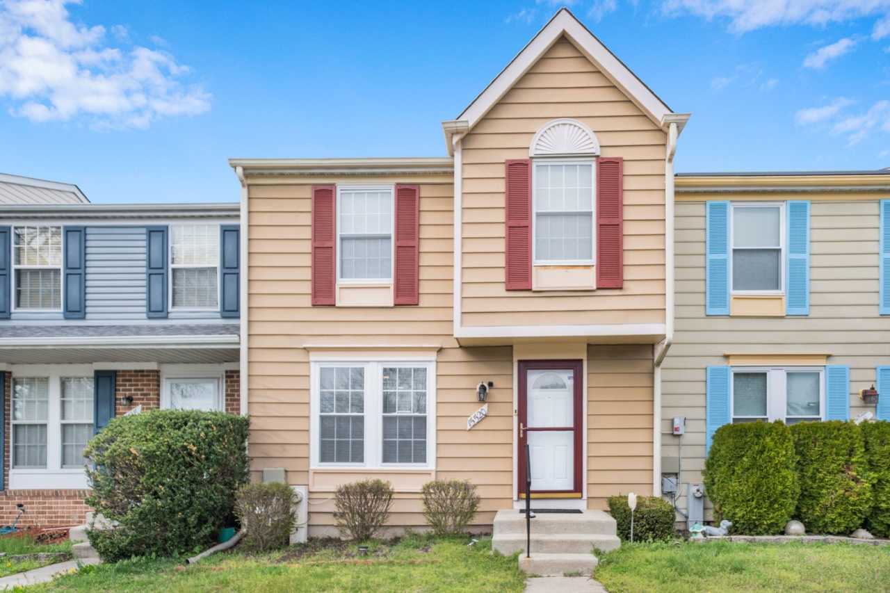 Lovely 2 BR/2 BA Townhome in Bowie!