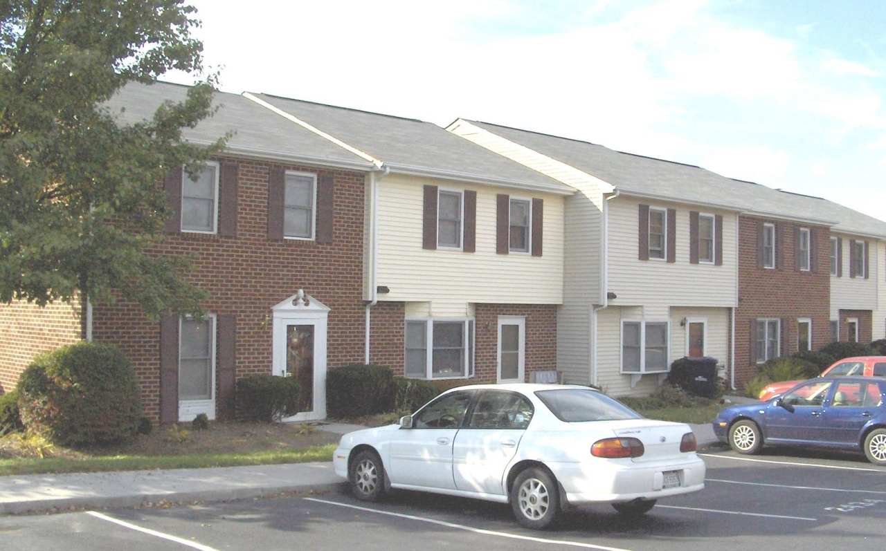 * Re-rental * 3 Bedroom 2.5 Bath Townhouse