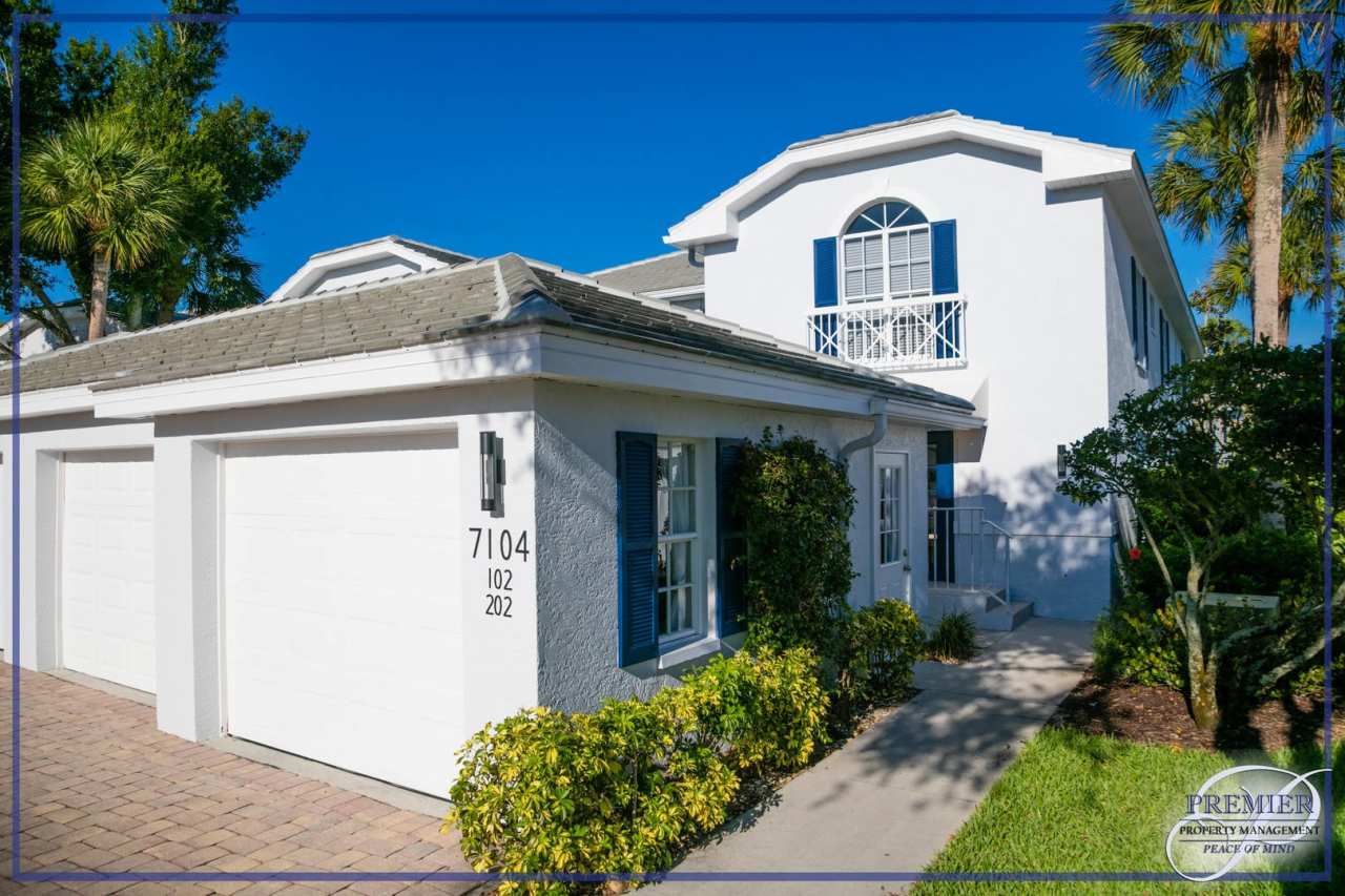 PELICAN BAY - BARRINGTON CLUB - AWESOME AMENITIES - BEACH ACCESS - FURNISHED- NEW RENOVATIONS-