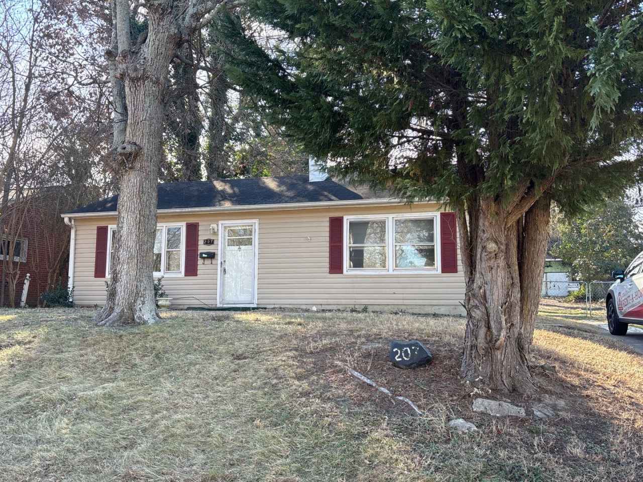 3-Bedroom convenient to South Elm-Eugene and I-40